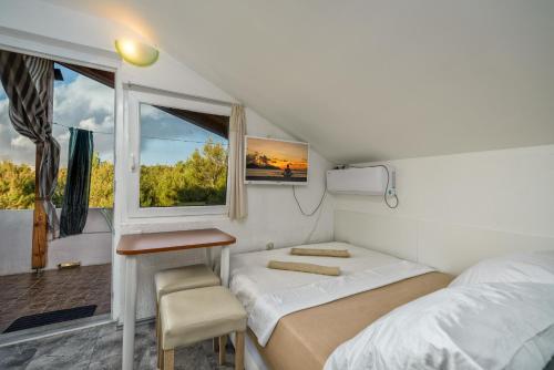ein kleines Zimmer mit 2 Betten und einem Fenster in der Unterkunft Apartments Marko in Vir