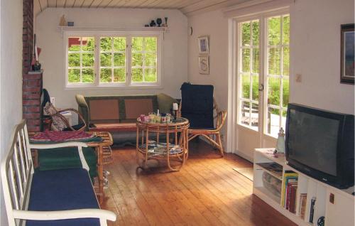 イースタッドにある2 Bedroom Lovely Home In Ystadのソファとテーブルのあるリビングルーム