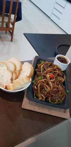 Makanan di atau berdekatan hotel