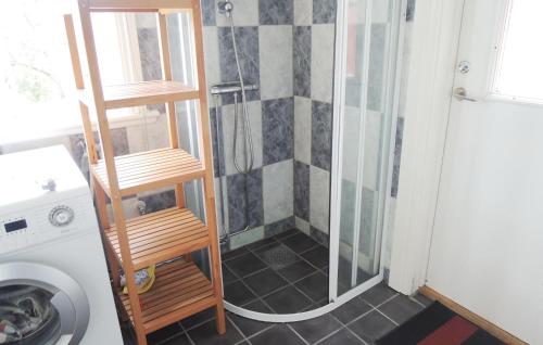 Kylpyhuone majoituspaikassa 1 Bedroom Gorgeous Home In Vrigstad