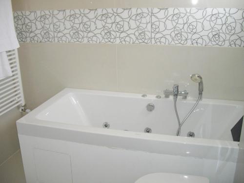 Ein Badezimmer in der Unterkunft Crystal Hotel