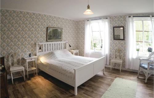 1 dormitorio con 1 cama blanca y 2 ventanas en Beautiful Home In Hgsby With Kitchen, en Fågelfors