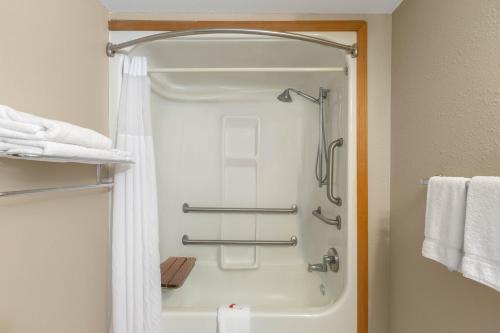 Ванная комната в Super 8 by Wyndham Eureka Springs