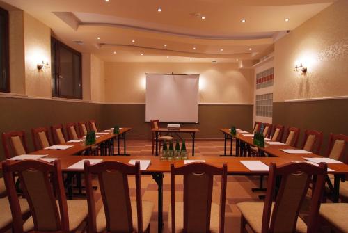 a conference room with tables and chairs and a projection screen at Centrum Wypoczynku i Rehabilitacji Umina in Czorsztyn