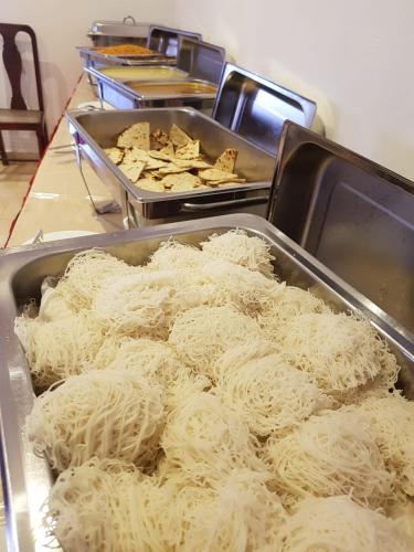 ホテルの敷地内または近くでの食事または食べ物
