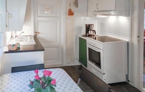 Dapur atau dapur kecil di 4 Bedroom Beautiful Home In Lindesnes