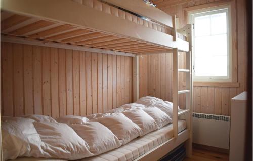 EggedalにあるStunning Home In Eggedal With Kitchenの窓付きの客室で、空の二段ベッド1台を利用します。