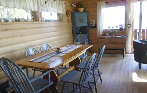 
En restaurant eller et spisested på Holiday home Lavik Vattekar
