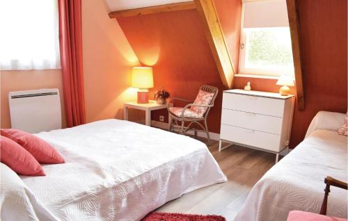 - une chambre avec deux lits, une chaise et une fenêtre dans l'établissement 4 Bedroom Awesome Home In Bagnoles De Lorne, à Bagnoles-de-l'Orne