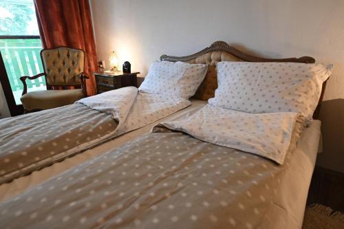 two beds sitting next to each other in a bedroom at Kikinda peace oaza in Kikinda