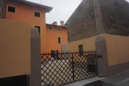 a gate to a building with a fence at La casa di Edone in Monzambano
