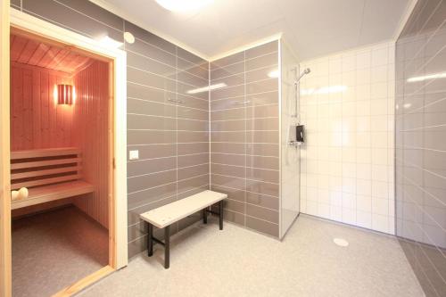 Ett badrum på Vålkojan Naturby - Timber cottages