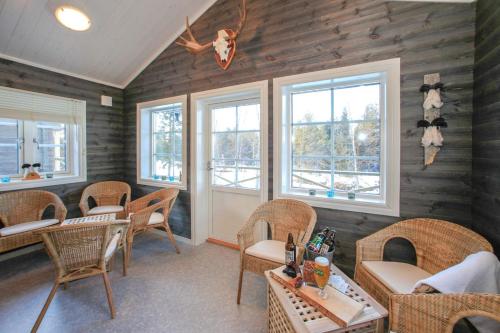 Ein Sitzbereich in der Unterkunft Vålkojan Naturby - Timber cottages