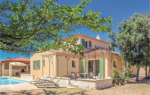 une villa avec piscine devant une maison dans l'établissement Gorgeous Home In Saint Didier, à Saint-Didier
