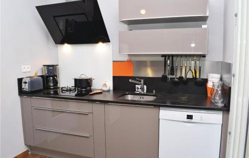 une cuisine avec un évier et un plan de travail dans l'établissement Beautiful Home In Bagnoles De Lorne, à Bagnoles-de-l'Orne