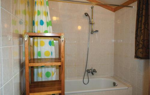 Das Bad ist mit einer Dusche und einer Badewanne ausgestattet. in der Unterkunft Bredene Beach in Bredene
