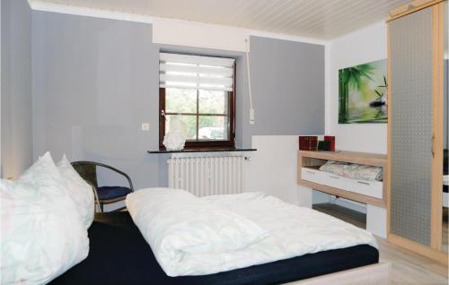 SchöneckenにあるBeautiful Apartment In Schnecken With 1 Bedrooms And Wifiのベッドルーム(白いベッド1台、窓付)