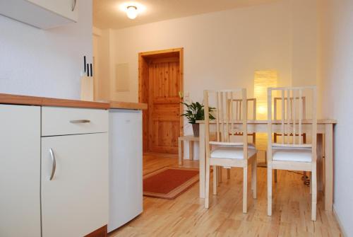 a kitchen and dining room with a table and chairs at Apartmentpension am Stadtschloss in Potsdam