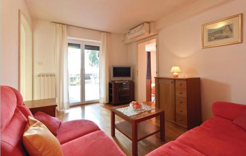 Una sala de estar con un sofá rojo y una mesa. en Amazing Apartment In Piran With Wifi, en Piran