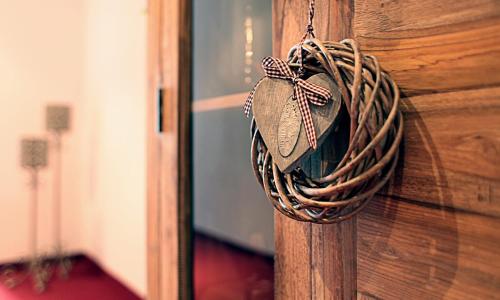 a wreath on a wooden wall with a rope at Bergkristall in Brand