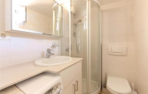 ห้องน้ำของ Stunning Apartment In Piran With Kitchen