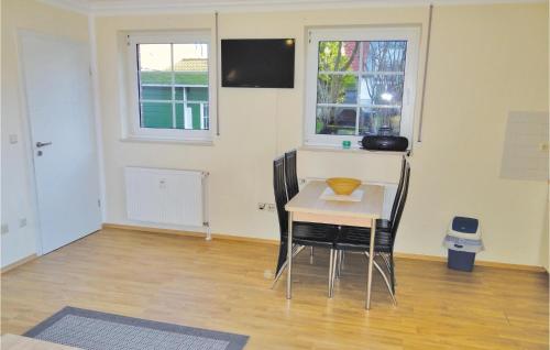 une pièce avec une table et deux chaises et une fenêtre dans l'établissement Pet Friendly Apartment, à Gollwitz