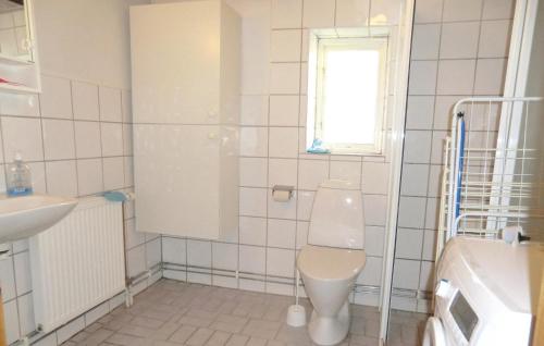 a bathroom with a toilet and a sink at Stunning Home In Tomelilla With Wifi in Bollerup