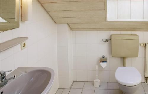 ein Bad mit einem Waschbecken und einem WC in der Unterkunft Ferienhaus 26 In Kirchheim in Kirchheim
