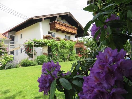 a house with purple flowers in front of it at Ferienwohnung Auszeit | Chiemgau Karte in Grassau