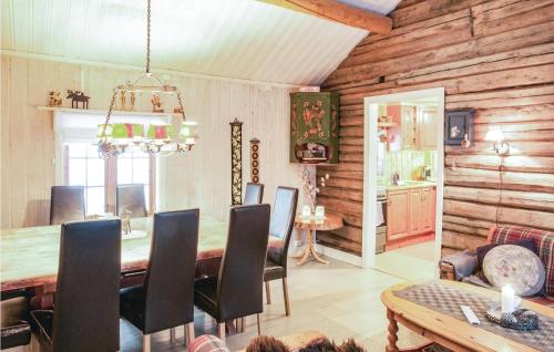 a dining room with a table and chairs in a room at 4 Bedroom Stunning Home In Rendalen in Rendalen