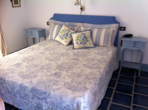 a bedroom with a bed with two pillows at Masseria Ruri Pulcra in Patù