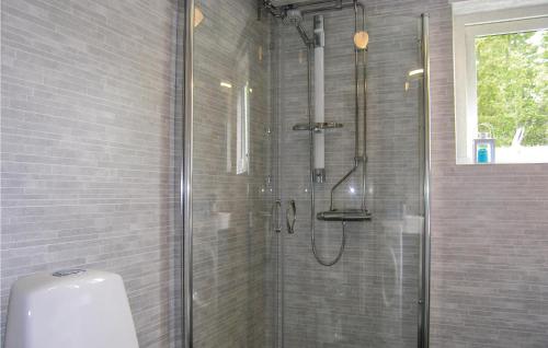 eine Dusche mit Glastür im Bad in der Unterkunft Beautiful home in Bolms with 3 Bedrooms and WiFi in Bolmsö