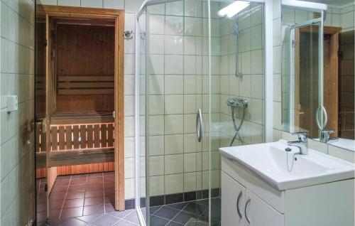uma casa de banho com um chuveiro, um lavatório e um chuveiro em Beautiful Apartment In Hemsedal With House A Mountain View em Hemsedal