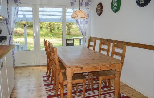 a dining room table and chairs in a kitchen at Nice Home In Färentunna in Ölsta