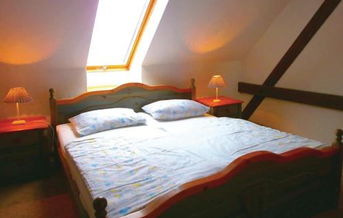 ein Schlafzimmer mit einem Bett mit zwei Kissen und einem Fenster in der Unterkunft Awesome Home In Thulendorf-sagerheide With 1 Bedrooms in Thulendorf