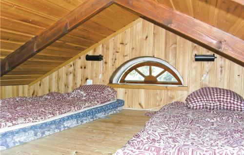 Un pat sau paturi într-o cameră la Sjstugan