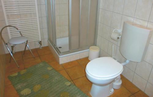 Ένα μπάνιο στο Apartment Birkenallee Z