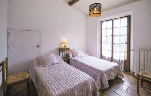 ドラギニャンにあるAwesome Home In Draguignan With House A Panoramic Viewのベッドルーム1室(ベッド2台、窓付)