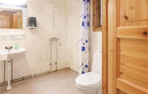 een badkamer met een toilet en een wastafel bij Rdjuret in Fegen