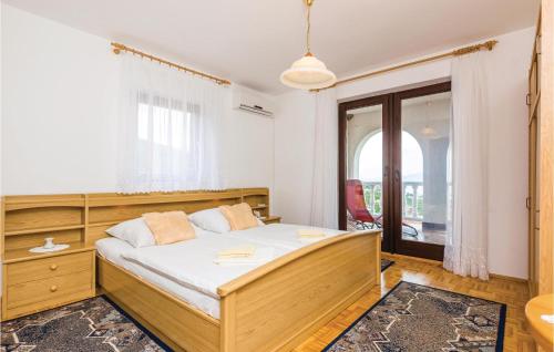 Ліжко або ліжка в номері Beautiful Apartment In Klenovica With Kitchen