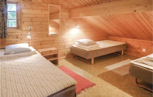 een slaapkamer met 2 bedden in een houten hut bij Rdjuret in Fegen