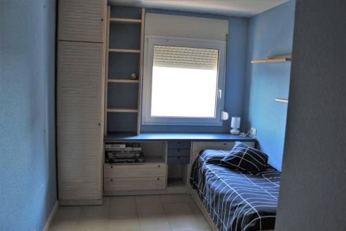 1 dormitorio con cama y ventana en BRAVAHOLIDAYS-250-Poblet, en Blanes