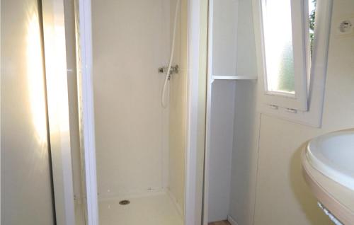 baño blanco con ducha y lavamanos en Relax - Chalet Comfort, en Haller