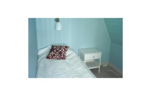 En eller flere senger på et rom på Cozy Home In Katrineholm With Lake View