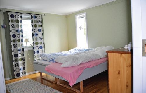 1 cama en una habitación con ventana en Awesome home in Hedekas with 3 Bedrooms and Internet, en Hedekas