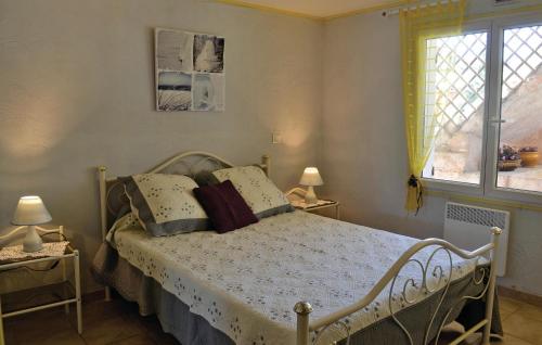 - une chambre avec un lit, deux lampes et une fenêtre dans l'établissement Gorgeous Apartment In La Valette Du Var With Wifi, à La Valette-du-Var