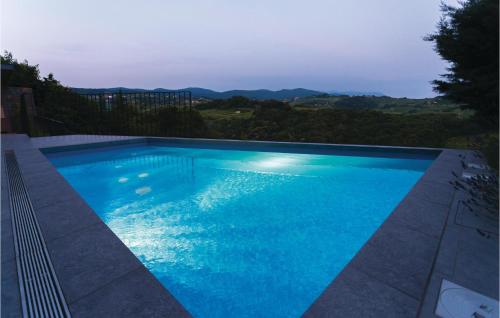 ドブロボにあるGorgeous Home In Dobrovo V Brdihの- 景色を望む青い大型スイミングプール