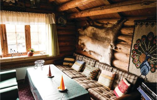 ein Wohnzimmer mit einem Tisch in einer Blockhütte in der Unterkunft Tallåsen Dagalifjell in Dagali