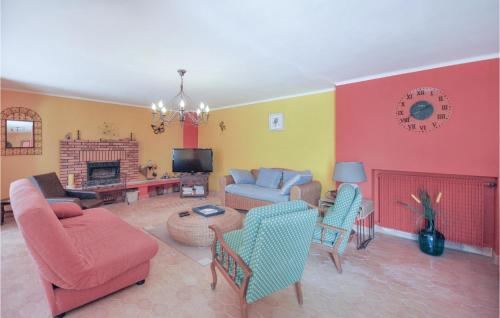 un salon rempli de meubles et d'une cheminée dans l'établissement Lovely Home In Bagnols En Foret, à Bagnols-en-Forêt