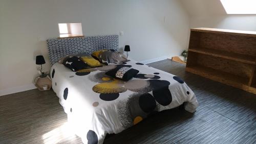 - une chambre avec un lit à imprimé de vache dans l'établissement SEJOUR AU COEUR DES VOLCANS, à Saint-Ours